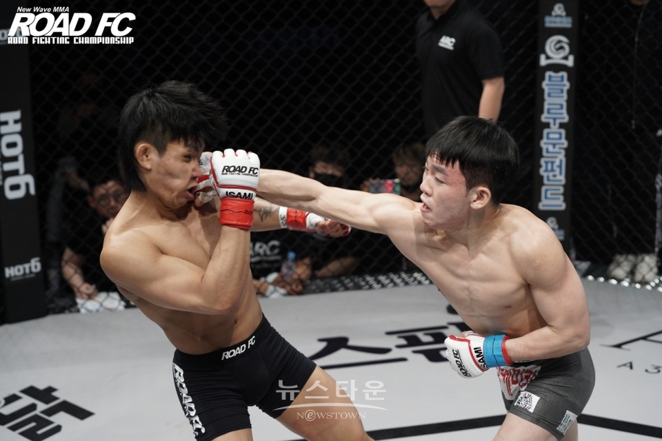 ‘시라소니’ 빙의한 화려한 공격으로 ROAD FC 데뷔전 승리한 이정현 “어릴 적 꿈 이뤄” / 고득용기자 ⓒ뉴스타운