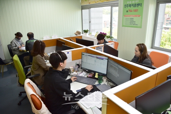 진주복지콜센터 상담하는 모습