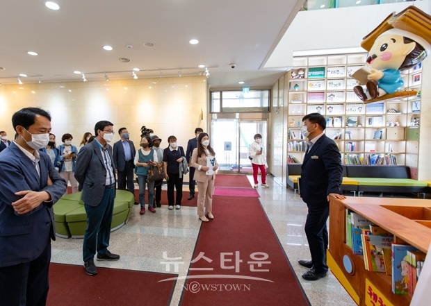 김돈곤 청양군수가 6월 3일 관련 시설·단체 관계자, 담당 공무원 등 30여 명과 함께 충북 증평군립도서관을 방문, 복합문화공간 시설 배치와 운영사례를 꼼꼼하게 살폈다.