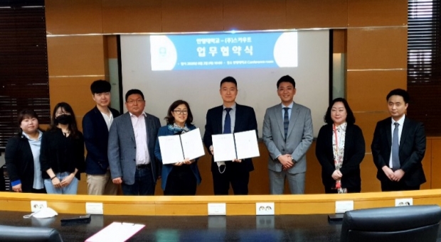 안양대-(주)스카우트 MOU 기념사진(좌:김수연 단장. 우:김태균 상무)