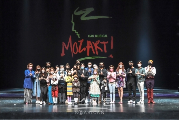 뮤지컬 '모차르트!' 팀이 코로나19 극복에 힘쓰는 의료진을 응원하고자 ‘덕분에 챌린지’ 캠페인에 동참했다.(사진 제공_ EMK뮤지컬컴퍼니)