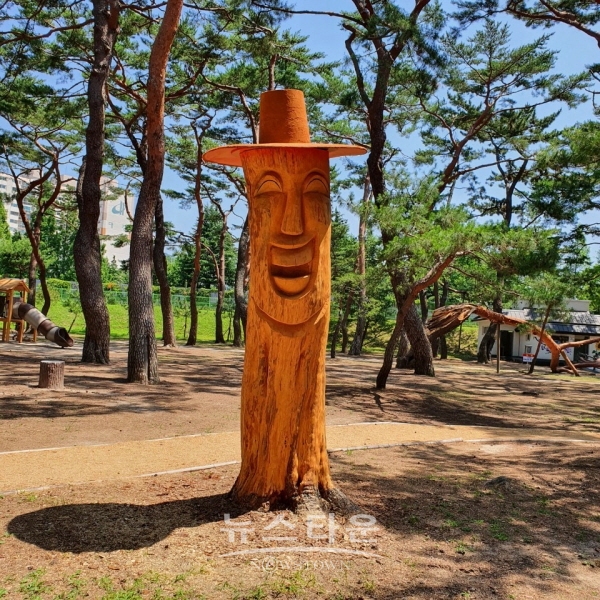 소나무를 깎아 만든 전천상 조형물