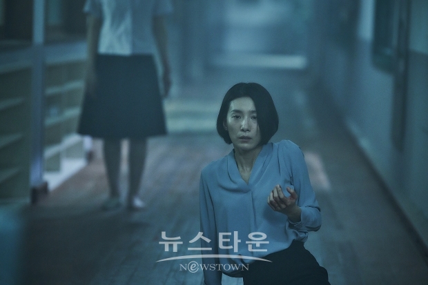2020년 BIFAN은 개막작(여고괴담 리부트: 母校) 상영회를 통해 제24회 개최를 알린다. 강력한 좌석간 거리두기를 통해 최소화한 인사들을 초청한 가운데 사전에 각각 촬영한 동영상으로 개막선언 등을 하고, 개막작을 상영한다. 상영에 앞서 개막작 감독·배우들이 무대인사를 갖는다. / 고득용기자 ⓒ뉴스타운
