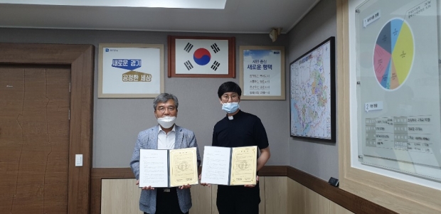 좌측 황선형 면장, 우측 정일준 관장