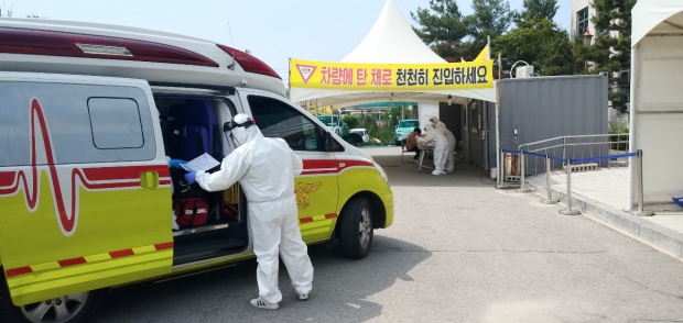 코로나19 무료 검사를 실시하고 있는 모습