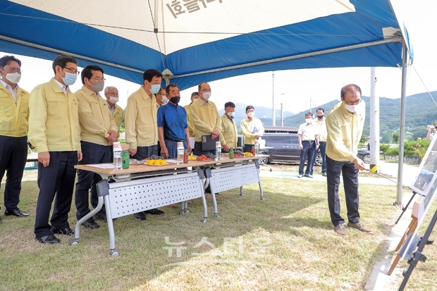 진영 행정안전부장관과 오세현 아산시장이 지난 7월 6일 아산시 권곡 배수펌프장과 배방읍 수철리 수철2소하천 정비사업 현장 점검에 나섰다.