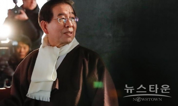 64세의 박원순 변호사는 오랜 시민 운동가였고, 증가하는 사회적 경제적 불평등을 비판한 것으로 알려진 인권 변호사였다