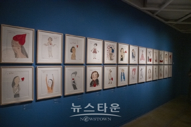 설명이 있는 ‘에바 알머슨(Eva Armisen)’ 전(김한정 기자)