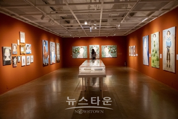 설명이 있는 ‘에바 알머슨(Eva Armisen)’ 전(김한정 기자)