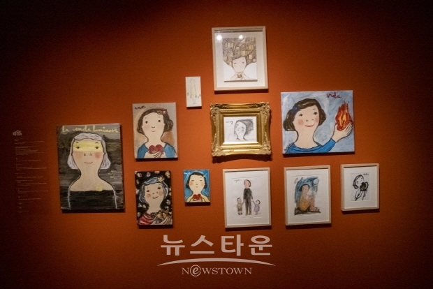 설명이 있는 ‘에바 알머슨(Eva Armisen)’ 전(김한정 기자)