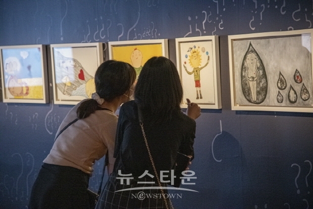 설명이 있는 ‘에바 알머슨(Eva Armisen)’ 전(김한정 기자)