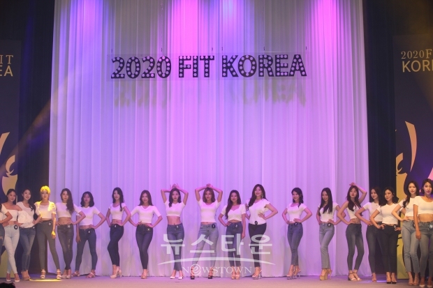 브랜드모델 부문 참가자들이 멋진 청바지 핏으로 라인업을 하고 있다.