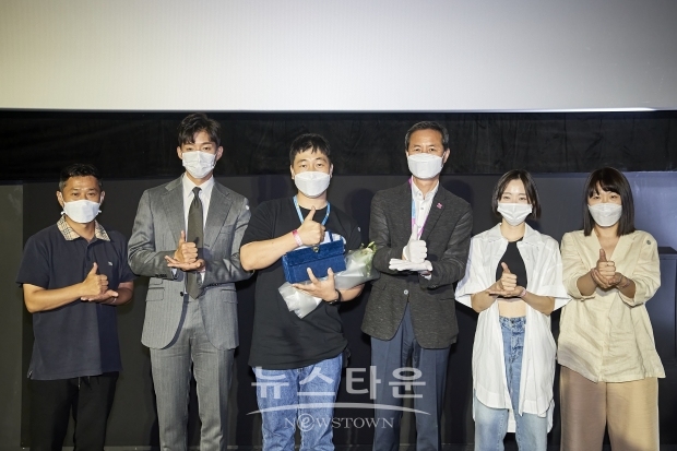 (왼쪽부터 시계방향) [잔칫날]의 배우 오치운∙배우 하준∙감독 김록경∙㈜테크로스환경서비스 대표이사 백의열∙배우 이지현∙PD 홍이연정 / 고득용기자 ⓒ뉴스타운