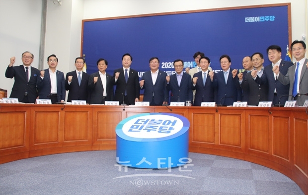 더불어민주당 대구광역시당은 20일, 국회 본관 당 대표실에서 2021년도 대구광역시 국비 예산 및 현안 보고회를 가졌다.