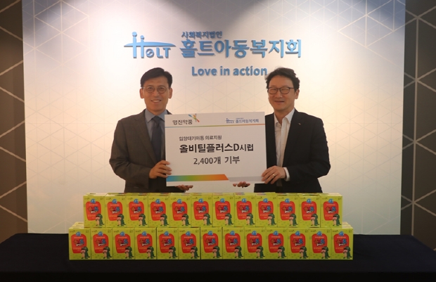 좌측 : 홀트아동복지회장 김호현, 우측 : 영진약품 대표이사 이재준
