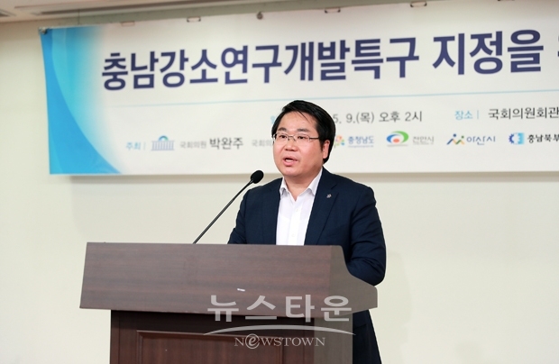 오세현 아산시장이 지난해 5월 9일 국회의원회관에서 열린 충남 천안아산 강소연구개발특구 지정을 위한 국회 토론회에서 “수출제조업 성장 정체, 소득의 역외유출 등 지역경제 선순환 체계구축을 위해서는 중소중견기업 주도의 다품종 산업구조 전환 및 ICT 기반 R&D 거점이 필요하다”고 설명했다.