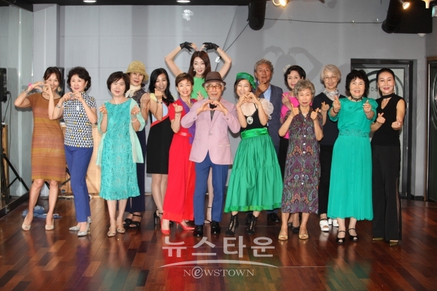 인생 2막에 도전하는 열정 넘치는 시니어 모델들과 이영지 대표의 손하트 포즈 사랑합니다. 여러분