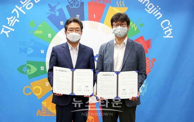 당진시가 7월 30일 오전 시청에서 김홍장 당진시장(좌측)과 대구가톨릭대학교 산학협력단 조극래 단장(우측)이 참석한 가운데 ‘환경보건기술개발사업 지원 및 시민 환경성질환 예방’을 위한 업무협약을 체결했다.