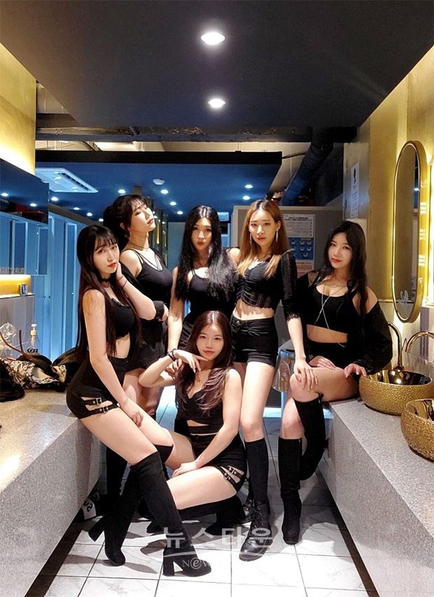 맏언니 리더 '수연' 컴백, 새 여성댄스팀 '리볼트(Revolt)' 연습 중 단체 사진