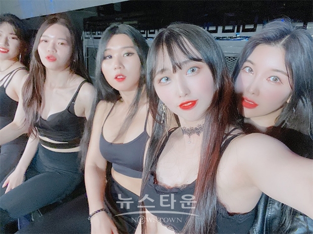 기존 퍼포먼스 계의 반란을 꿈꾸는 그녀들 '리볼트' 팀 연습실 연습 중 셀카 사진