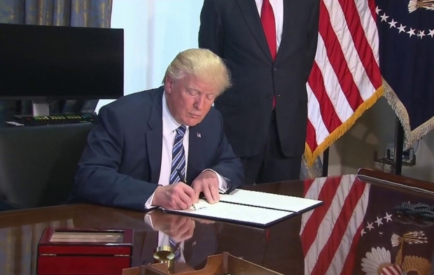 행정명령에는 미국이 "국가 안보를 지키기 위해 틱톡 소유주들에 대해 적극적인 조치를 취해야 한다"고 명시돼 있다. 이 명령에 따라 45일 후부터는 바이트댄스와의 미국 거래가 금지된다.