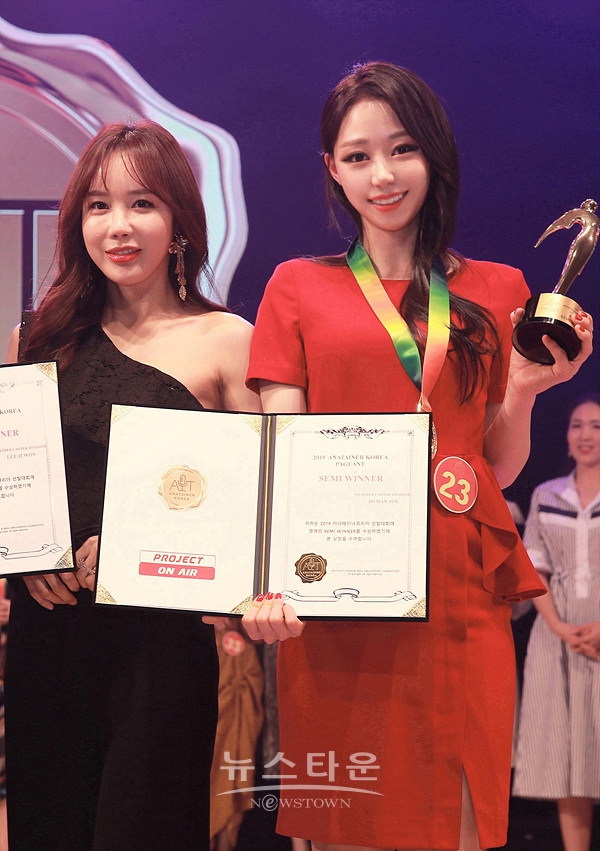 조한솔이 '2019 아나테이너 코리아 선발대회' 기상캐스터 부문을 수상한 뒤 前 MBC 기상캐스터 박신영과 기념포즈를 취하고 있다. / 고득용기자 dukyong15@naver.com