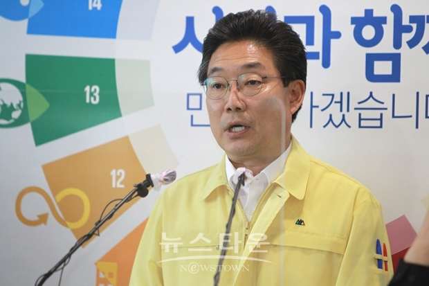 김홍장 시장이 8월 10일 오전 10시 시청 브리핑실에서 기자회견을 갖고 시의 그린뉴딜 제1호 정책이 될 ‘당진형 RE100 산업단지’ 조성계획을 발표했다.