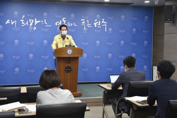 원창묵 원주시장이 코로나 19에 대해 발표하고 있다.