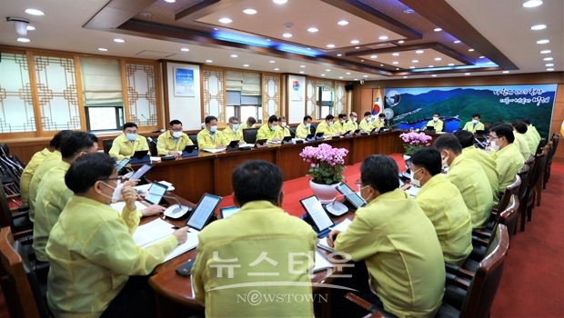 청양군이 8월 24일 오전 군청 상황실에서 김돈곤 군수와 실·과장, 읍·면장, 주무팀장 등 60여명이 참석한 가운데 사회적 거리두기 격상에 따른 후속 조치와 방역강화 방안을 논의했다.