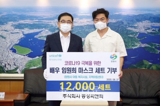 △ 27일 창원시청에서 열린 마스크 전달식에 함께한 임원희(우측)와 창원시 허성무 시장(좌측) (사진=유니세프한국위원회) / 고득용기자 dukyong15@naver.com