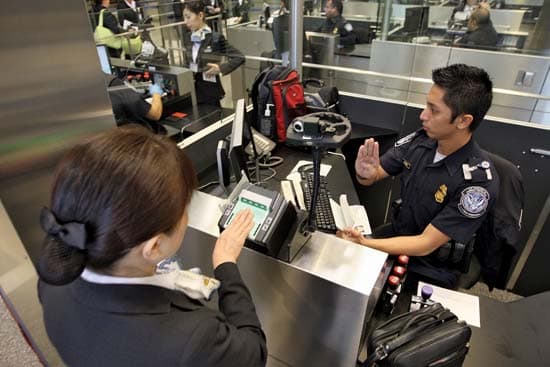 미국 공항 입국심사대.