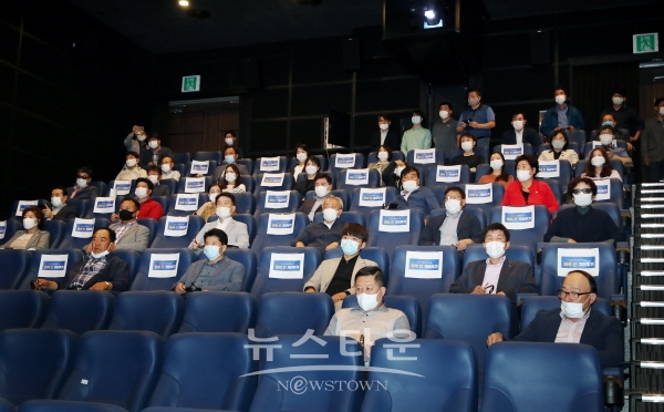 알프스 하동 영화관 시연회에 참석한 윤상기 하동군수와 관계자들