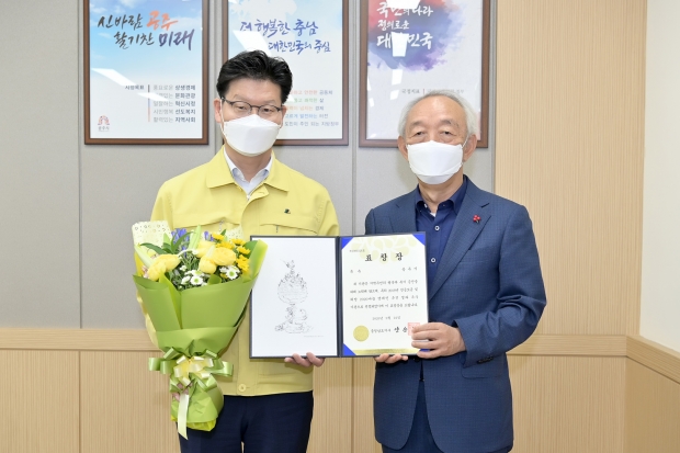 사진 왼쪽부터 김정섭 시장, 이관형 회장