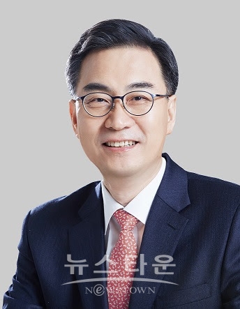 국민의 힘 마산합포구 지역구 최형두 의원은 25일 3.15 특별법을 발의 했다. 이 법률에는 여야 의원이 골고루 참여했다