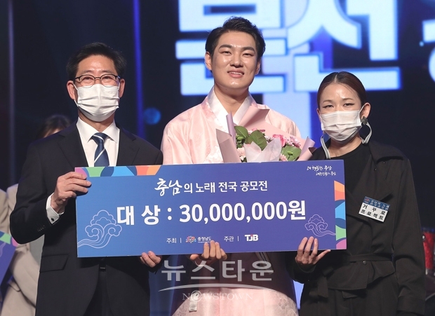 충남의 노래 전국 공모에서 대상을 차지한 거꾸로프로젝트의 ‘충남의 노래’