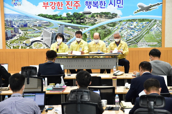 진주시 농업기술센터 관계자들이 기자회견을 하고 있다.