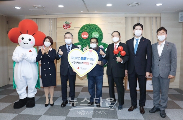 송해, 취약계층 위한 마스크 10만 장 기부…”면역력 약한 이웃에 힘 되고자”