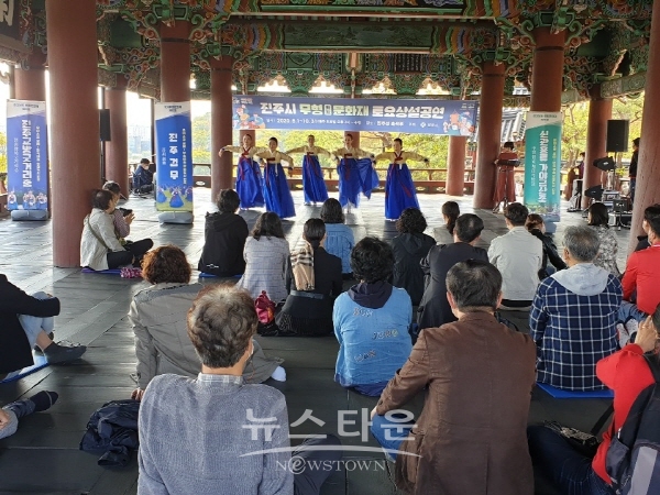 진주교방굿거리춤 공연 모습
