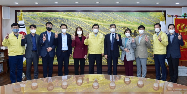 좌에서 세 번째 천정창 경상북도 교육정책과장, 좌에서 네 번째 김봉문 한국연구재단 인문학진흥팀장, 좌에서 여섯 번째 주낙영 경주시장, 좌에서 일곱 번째 강양은 교육부 학술진흥과 서기관