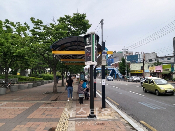 미세먼지 신호등이 설치되어 있는 모습