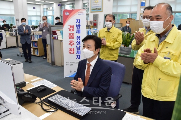 조규일 진주시장이 지방세 성실납세자 경품 추첨을 하고 있는 모습