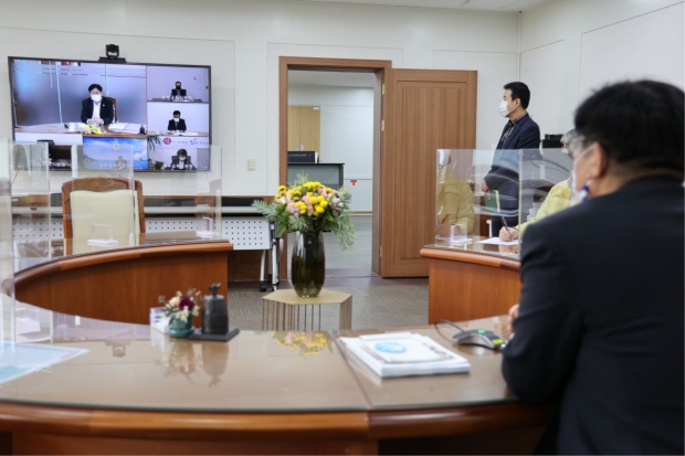 ‘화상회의시스템’을 이용해 회의를 하는 모습