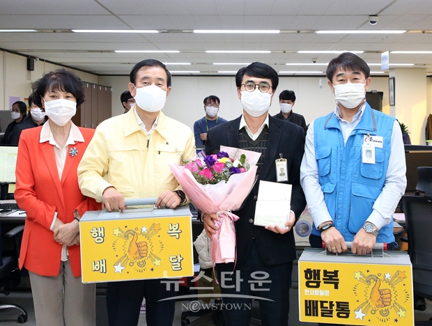 10월 ‘칭찬하면 행복배달통(通)이 간다’ 주인공으로 충주시청 교통정책과 박명환 주무관을 선정하고 칭찬배달통을 전달했다.