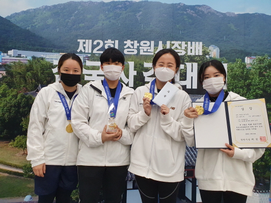 제2회 창원시장배 단체전 1위 차지 후 기념사진을 찍고있다.