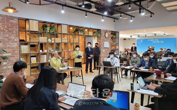 충청남도가 11월 4일 오전 도청에서 이우성 문화체육부지사 주재 기자간담회를 열고 도내 예술인 생계지원금 지급 계획을 발표했다.