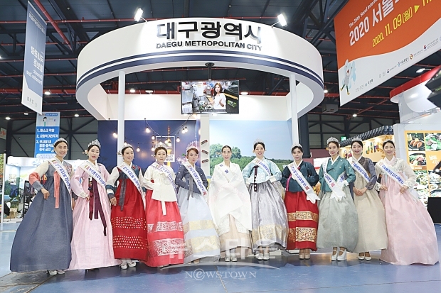 ▲ 왼쪽부터 김승아, 박윤아, 김윤하, 김해정, 설희주 부회장, 김민경 회장, 하이옥, 송진영, 정영선, 박세아, 김주현 / 양용은 기자 taeji1368@naver.com