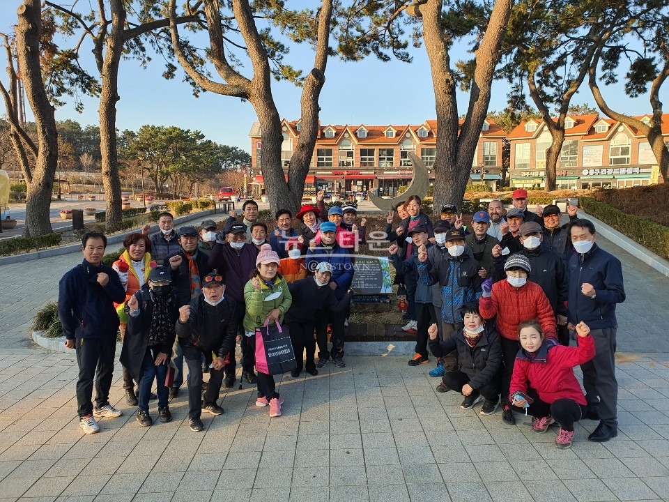 울산 대왕암공원지킴이는 11일 대왕암공원 입구에서 대왕 부부사랑 소나무 명판식을 갖고 기념촬영을 하고 있다.(사진제공=울산 동구청)