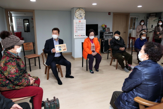 만석동 제3경로당 방문한 허인환 동구청장
