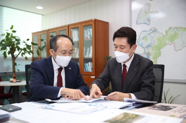 추경호(왼쪽) 예산결산특별위원회 간사와 이강덕 포항시장이 내년도 국비사업에 대해 논의하고 있다.