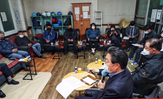 직업소개소 관계자와의 대화